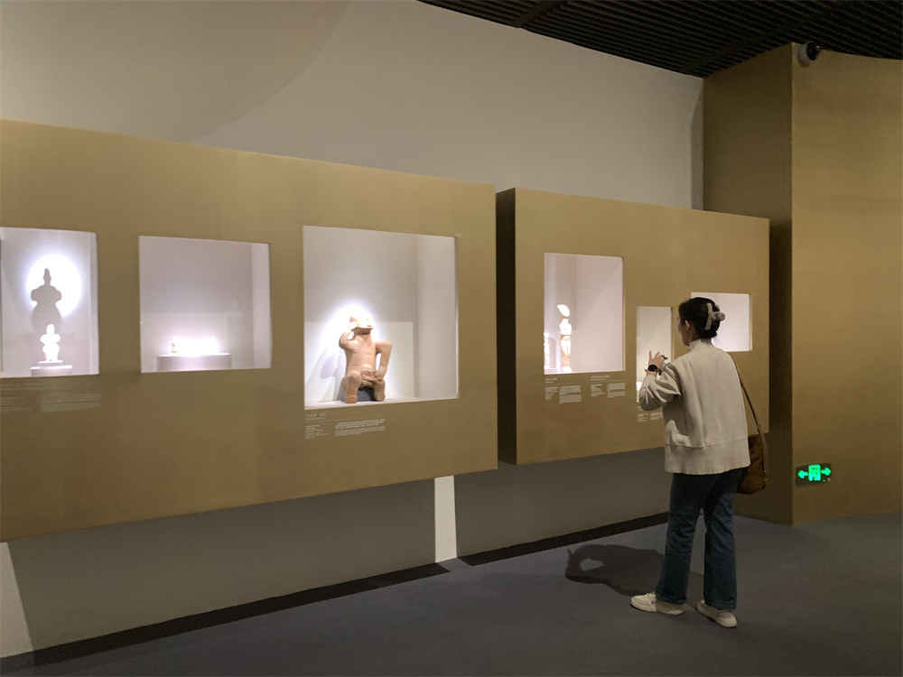 觀(guān)眾正在參觀(guān)展覽。
