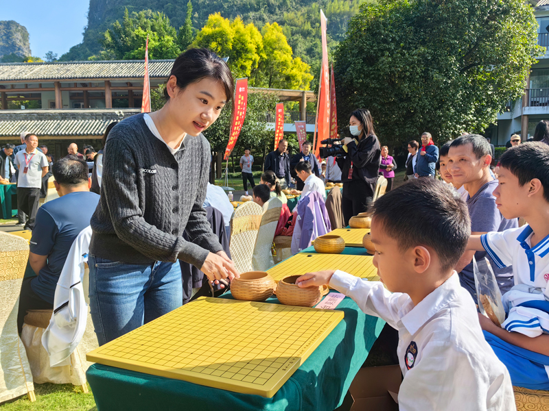 於之瑩在下指導棋。