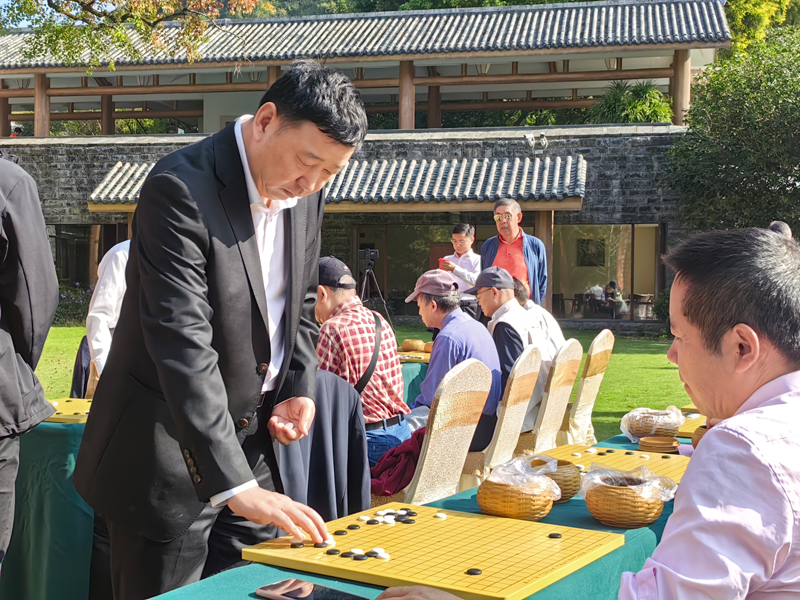 國家圍棋隊總教練、北京圍棋基金會理事長俞斌在下指導(dǎo)棋。
