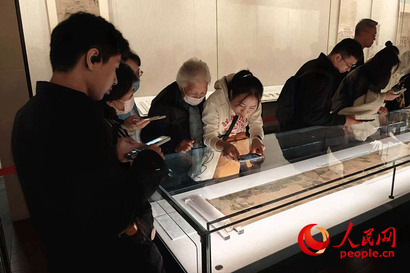 2024年10月，游客正在首都博物館參觀展出的《清明上河圖》。人民網(wǎng)記者 韋衍行攝
