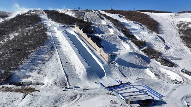 自由式滑雪及單板滑雪U型場(chǎng)地技巧世界杯在崇禮云頂滑雪公園舉行。人民網(wǎng)記者 李兆民攝