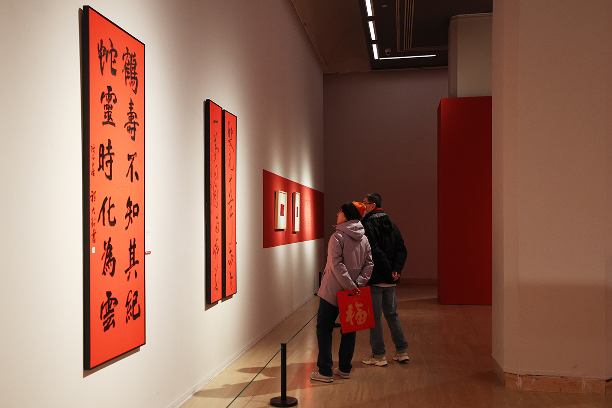 5.觀眾正在參觀展覽。中國美術(shù)館供圖