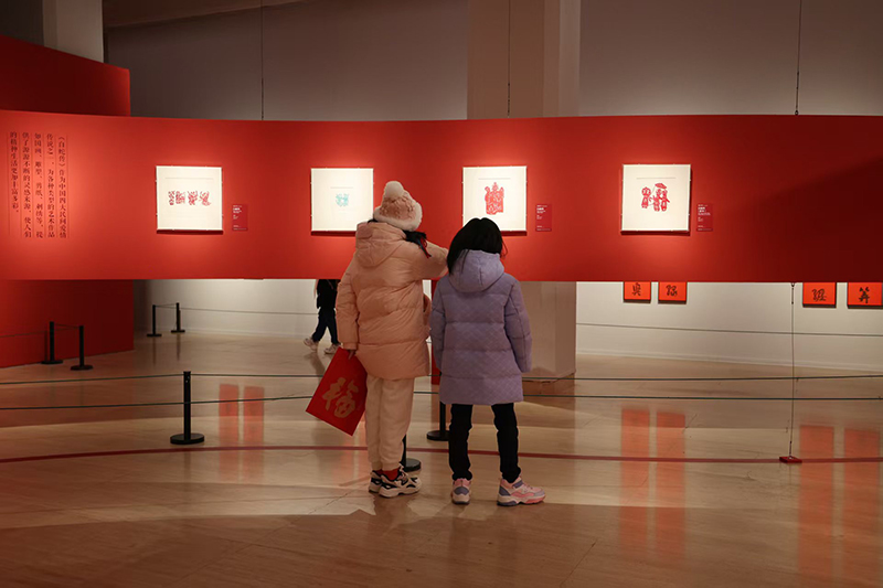 觀眾正在中國(guó)美術(shù)館參觀蛇年題材美術(shù)作品展。中國(guó)美術(shù)館供圖