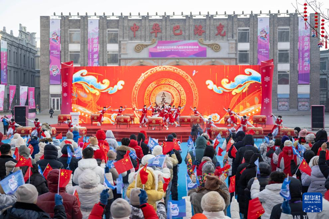 2月3日，在哈爾濱市中華巴洛克歷史文化街區(qū)，演員在火炬?zhèn)鬟f啟動儀式上表演。新華社記者 謝劍飛攝