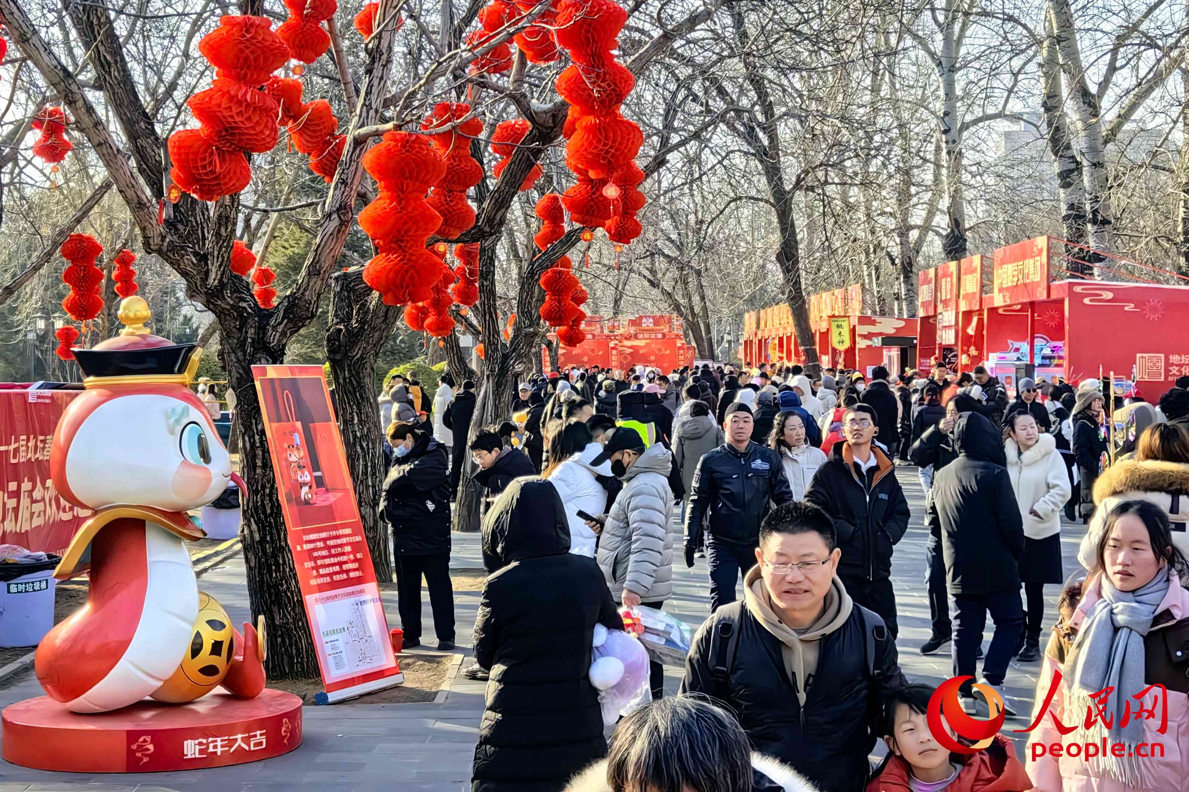 近日，北京地壇廟會(huì)現(xiàn)場(chǎng)人頭攢動(dòng)。人民網(wǎng)記者 劉微攝