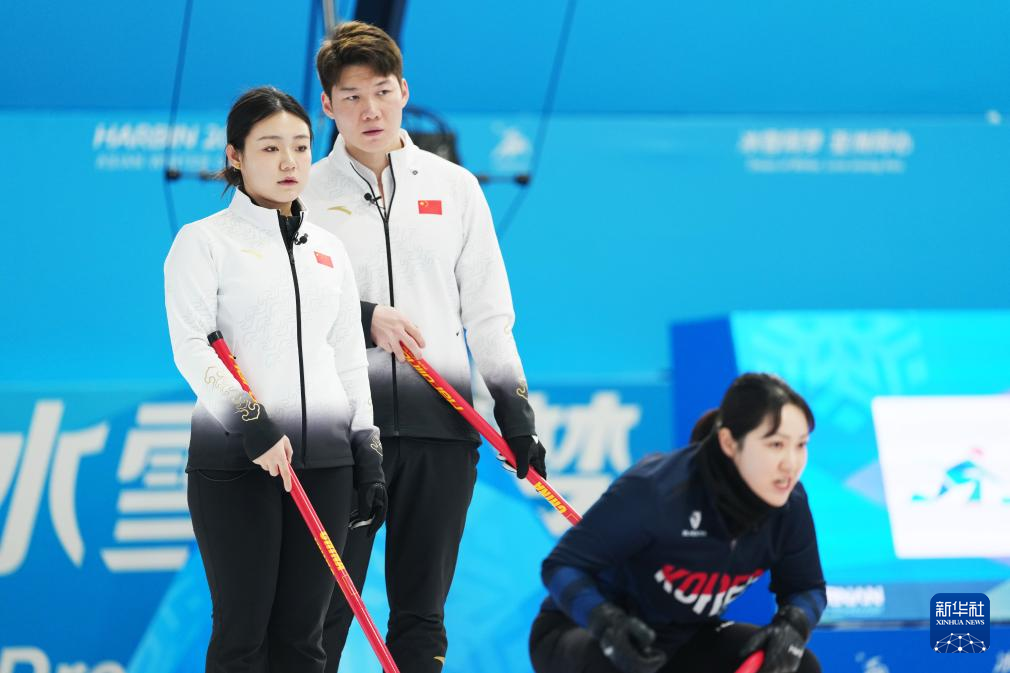 2月6日，中國(guó)隊(duì)選手王智宇（中）、韓雨（左）在比賽中。新華社記者 王松 攝