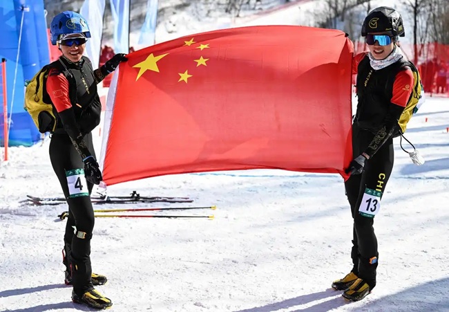 2月9日，中國隊選手次旦玉珍（左）與隊友于婧萱慶祝勝利。新華社記者 謝劍飛攝