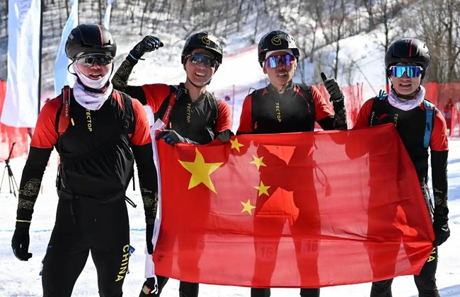 2月9日，包攬滑雪登山男子短距離前四名的中國隊選手賽后慶祝。新華社記者 謝劍飛攝