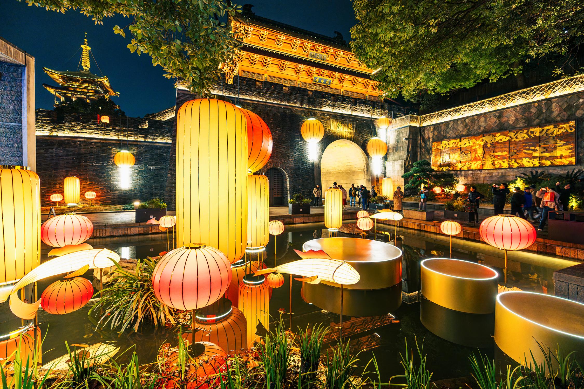 近日，浙江杭州鼓樓景區(qū)張燈結(jié)彩，喜慶元宵。（圖片來源：視覺中國）