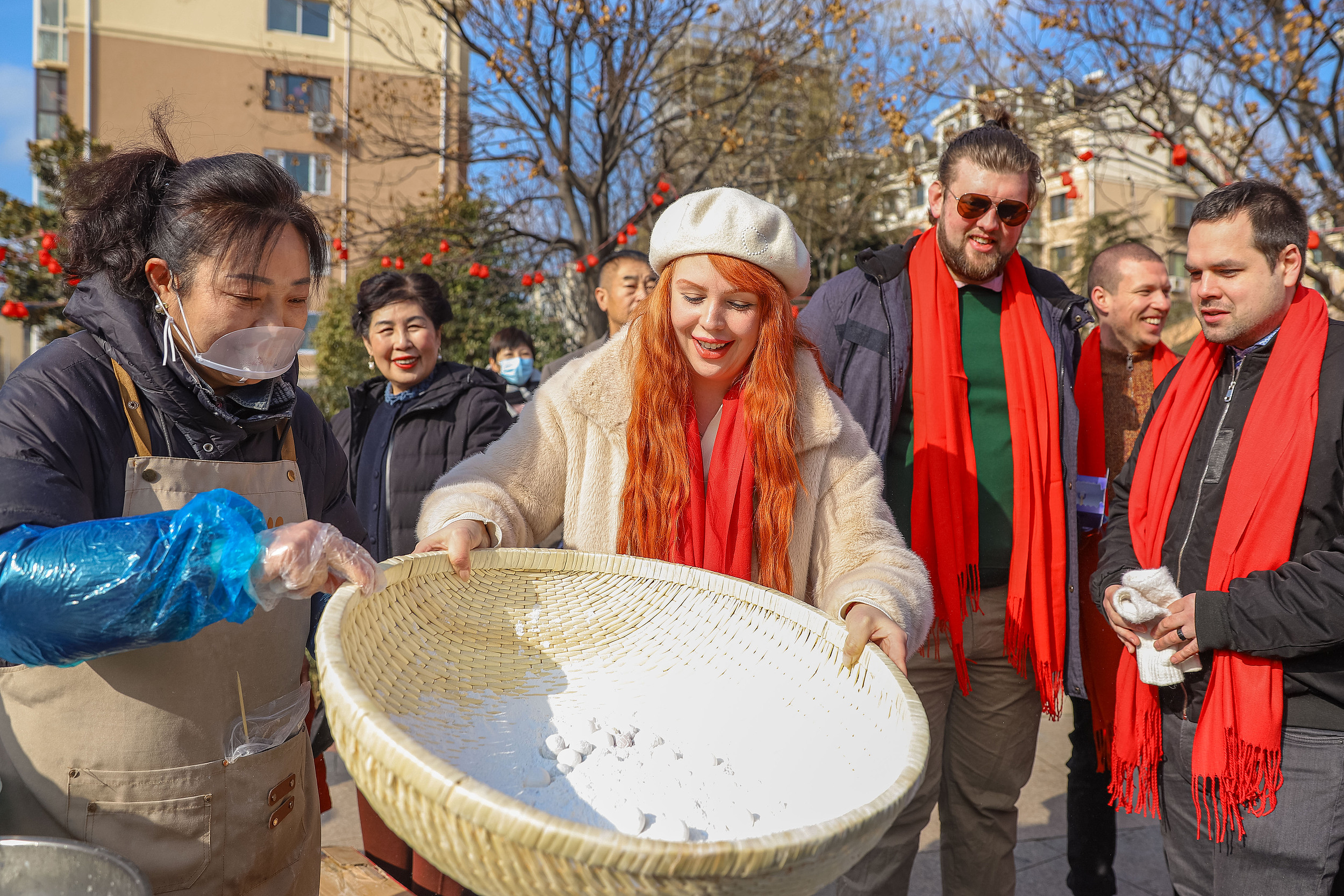 日前，外國青年在山東青島某社區(qū)體驗制作元宵。（圖片來源：視覺中國）