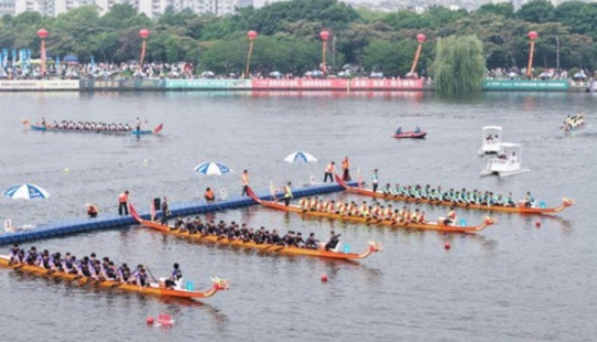 湖北荊州：古城墻下賽龍舟 飛漿競渡迎端午