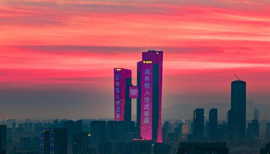 南京樓宇浪漫亮燈迎七夕