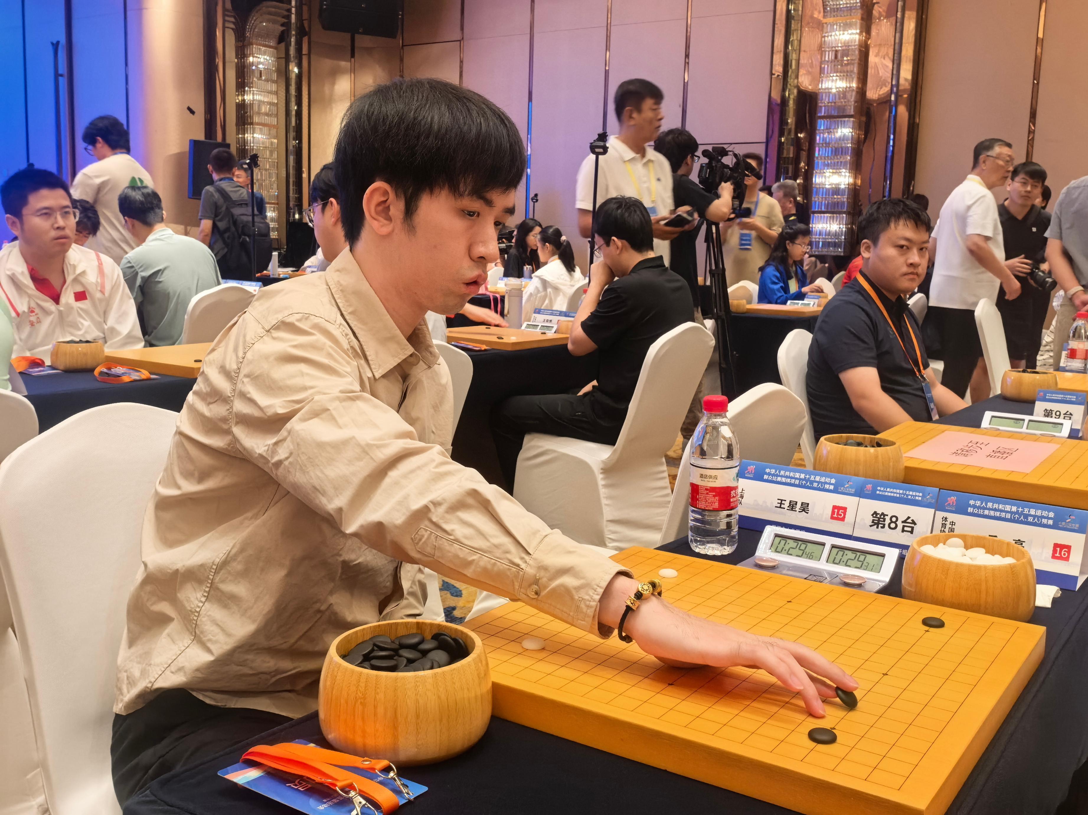 上海隊(duì)棋手王星昊在比賽中。人民網(wǎng)記者 李乃妍攝