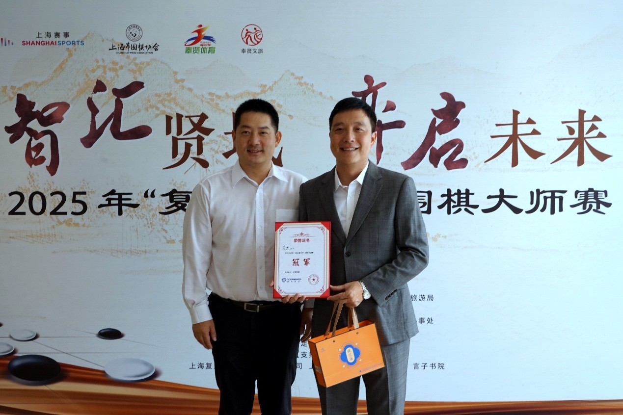 常昊（左）和古力合影。中國圍棋協(xié)會供圖