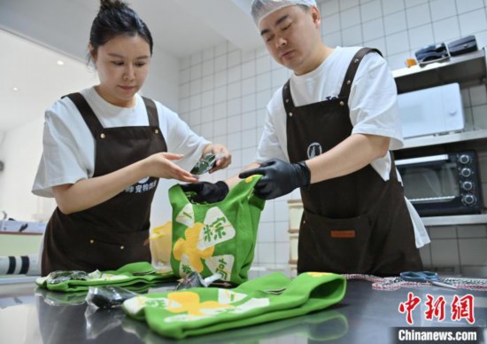 寵物迎接“舌尖上的端午”“寵物粽子”受喜愛