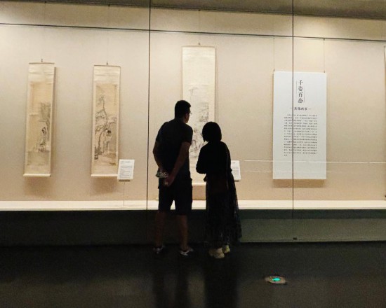 觀眾在展覽上參觀。新華社記者 周潤健 攝